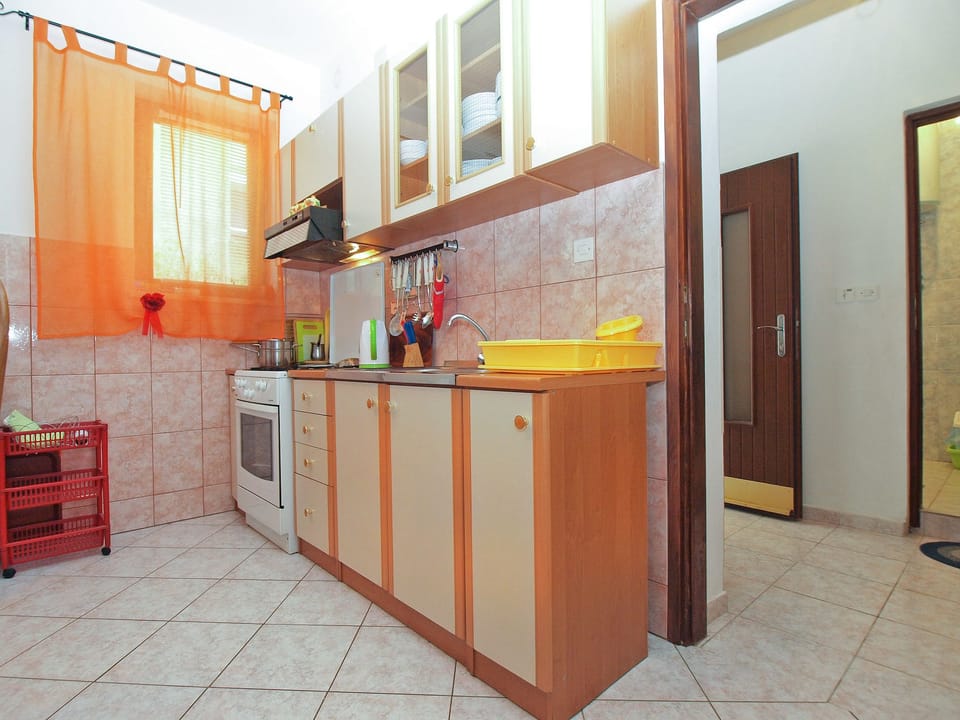 Standard Apartment, 2 Bedrooms (0407) | Private kitchen | Fridge, microwave, oven, stovetop