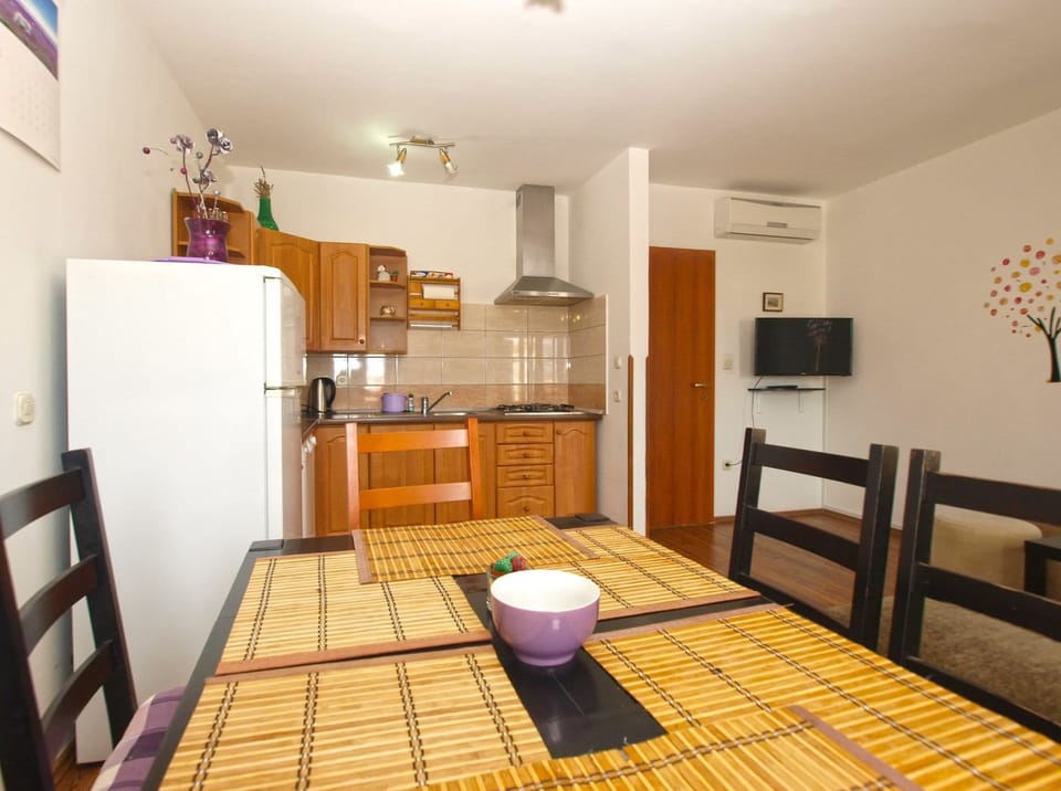 Standard House, 3 Bedrooms (0419) | In-room dining