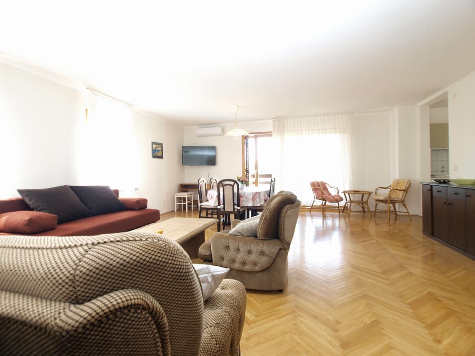 Standard Apartment, 3 Bedrooms (1624/16704) | Living area | TV