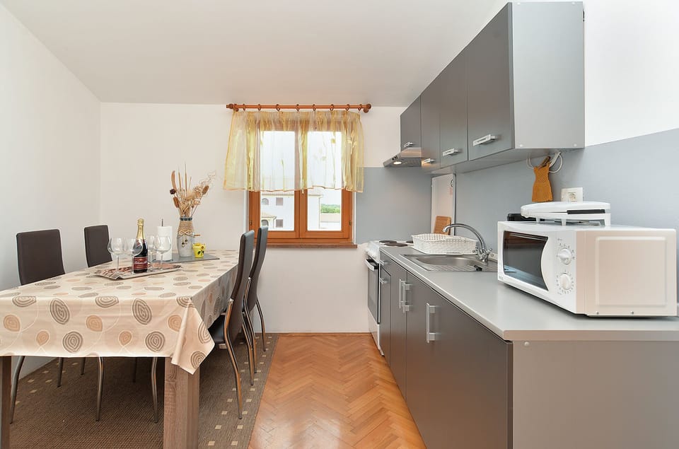 Standard Apartment, 2 Bedrooms (0426) | Private kitchen | Fridge, microwave, oven, stovetop