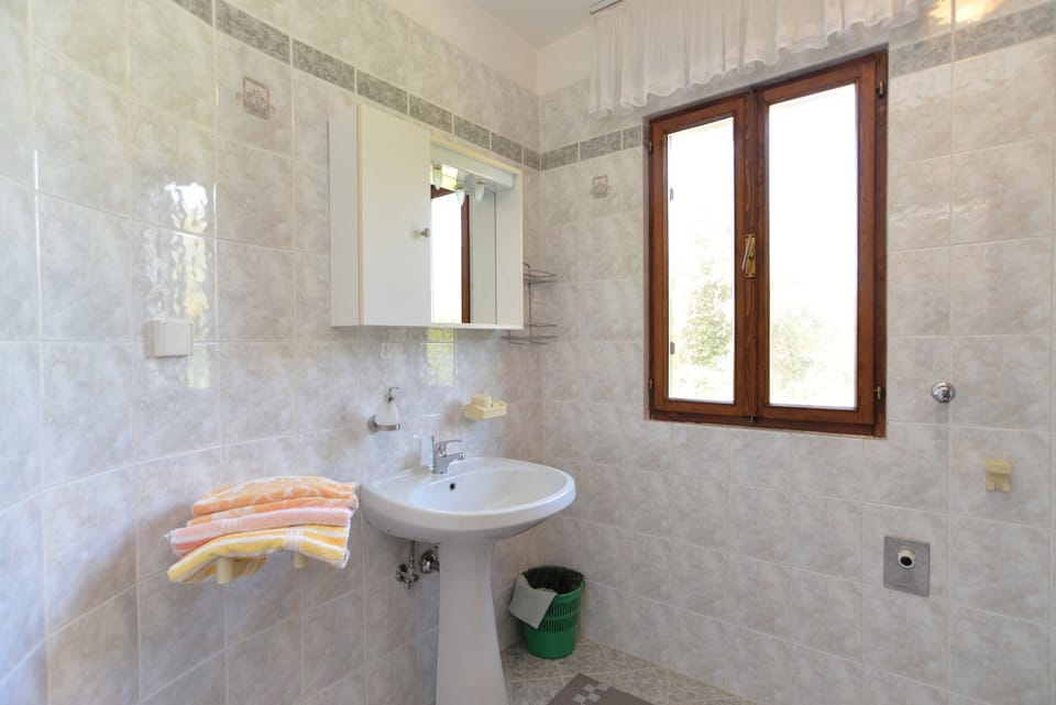 Standard Apartment, 1 Bedroom (1633/16827) | Bathroom sink
