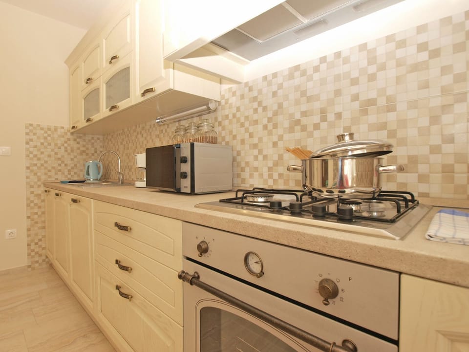 Standard Apartment, 1 Bedroom (0440) | Private kitchen | Fridge, microwave, coffee/tea maker, electric kettle