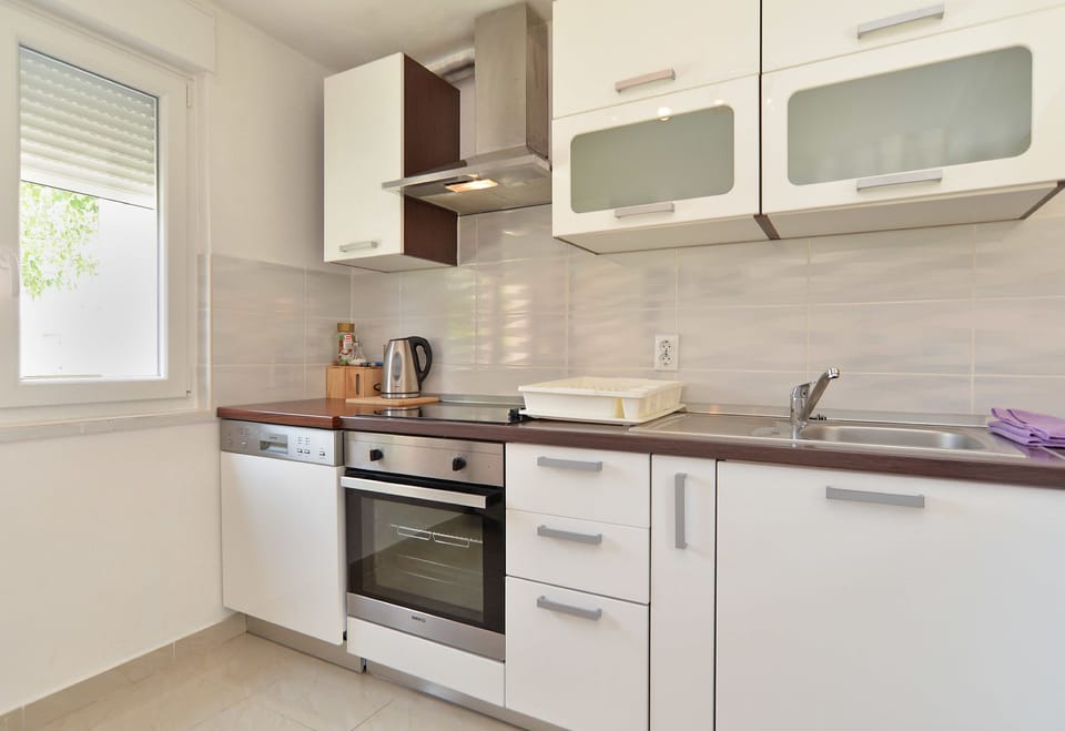 Standard House, 5 Bedrooms (0464) | Private kitchen | Fridge, microwave, oven, stovetop