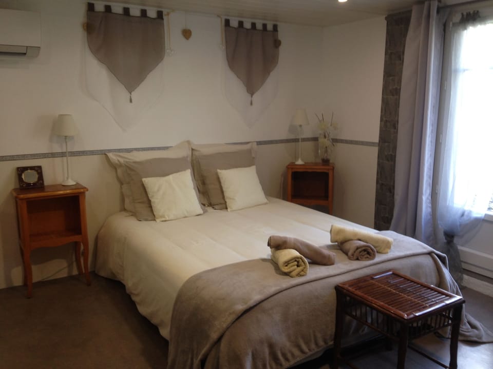 Classic Room, 1 Double Bed (Sud) | 1 bedroom, individually decorated, individually furnished, desk