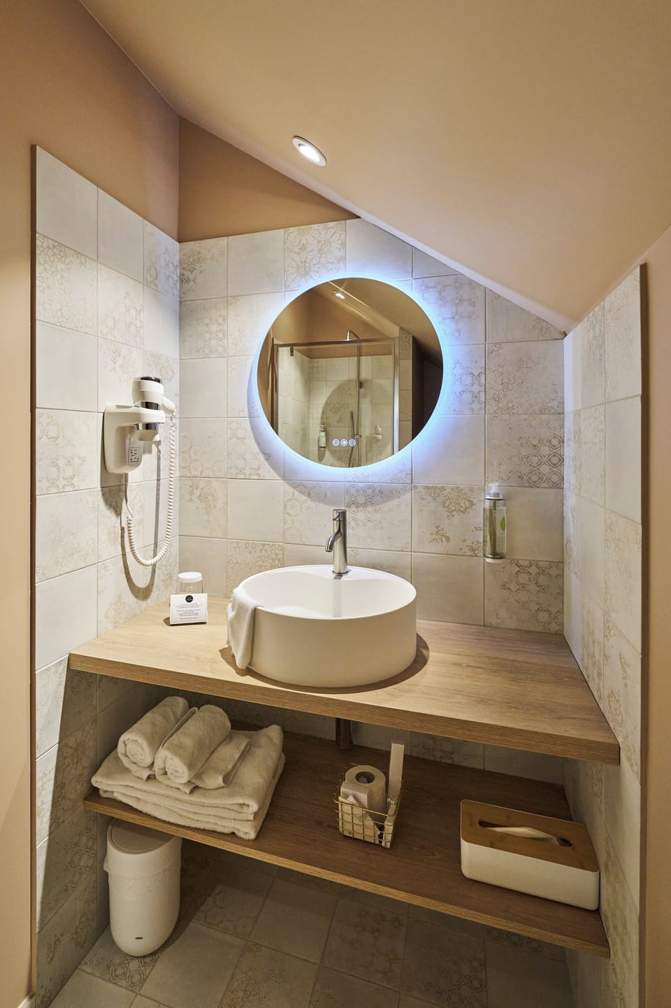 Deluxe Double or Twin Room | Bathroom | Shower, free toiletries, hair dryer, towels