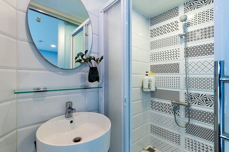 Classic Double Room | Bathroom | Shower, rainfall showerhead, free toiletries, hair dryer