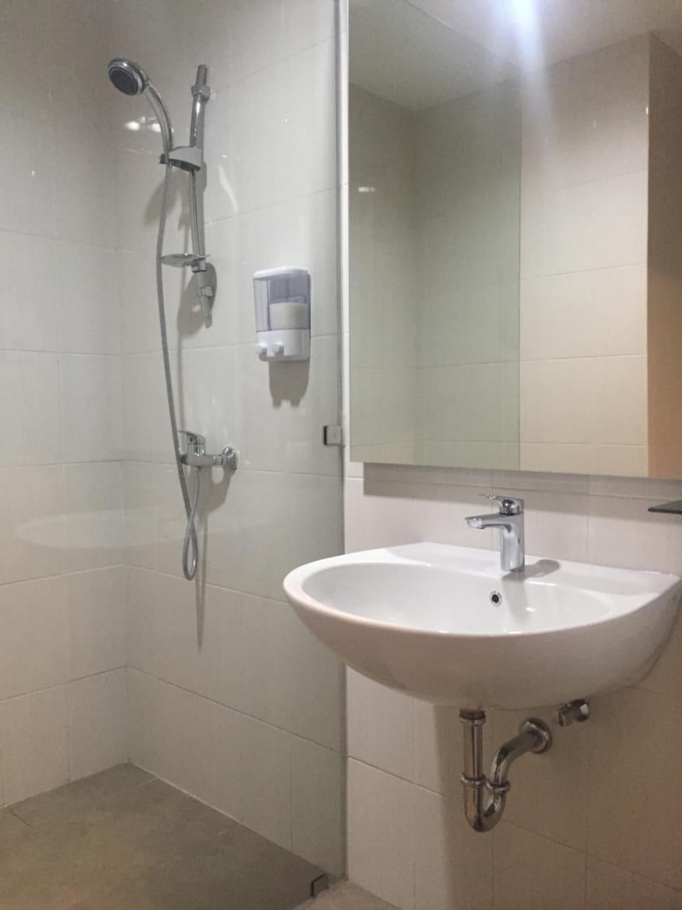 Shower, free toiletries, slippers, bidet