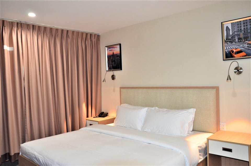 Classic Single Room, 1 King Bed | Down comforters, desk, soundproofing, iron/ironing board