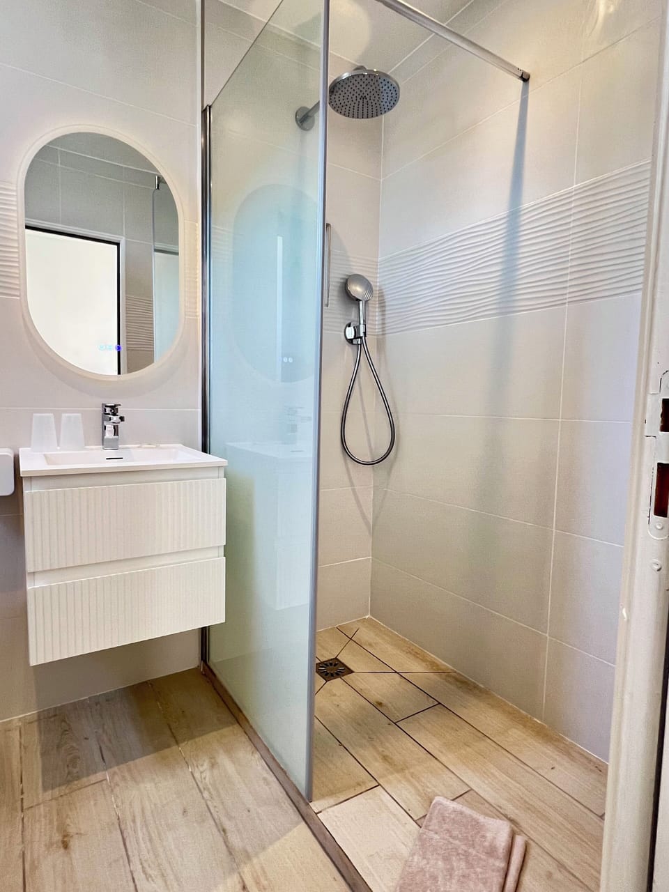Superior Double Room, 1 Queen Bed, Terrace | Bathroom | Free toiletries, hair dryer, towels
