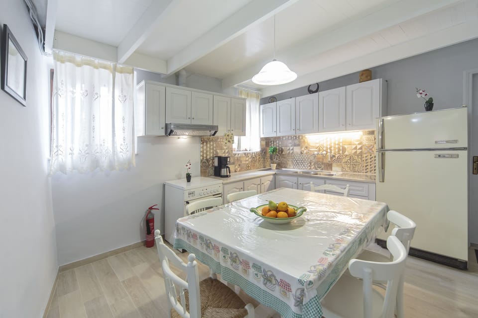 Traditional House, 3 Bedrooms (6 persons) | Private kitchen | Full-size fridge, espresso maker, coffee/tea maker, electric kettle