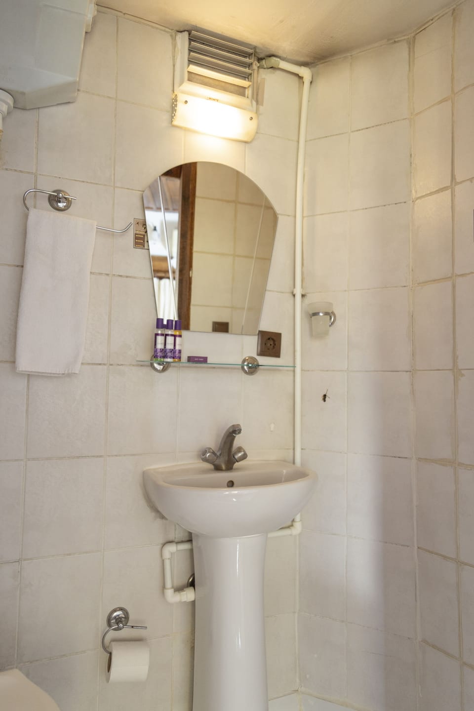 Standard Room, 1 Double Bed | Bathroom sink
