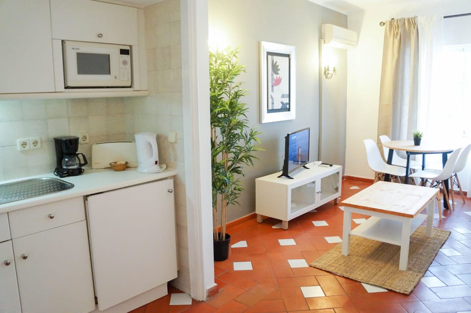 Duplex, 1 Bedroom, Partial Sea View | Private kitchen | Full-size fridge, microwave, stovetop, coffee/tea maker