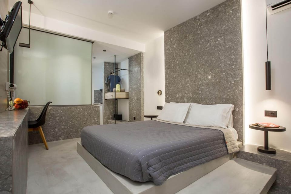 Desk, soundproofing, free cribs/infant beds, free WiFi