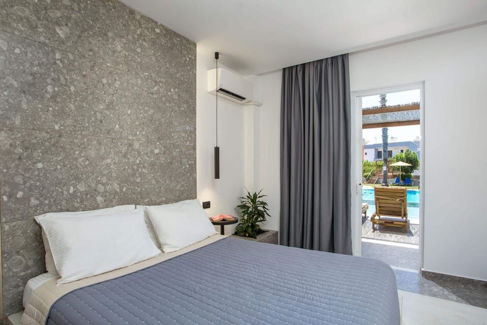 Desk, soundproofing, free cribs/infant beds, free WiFi