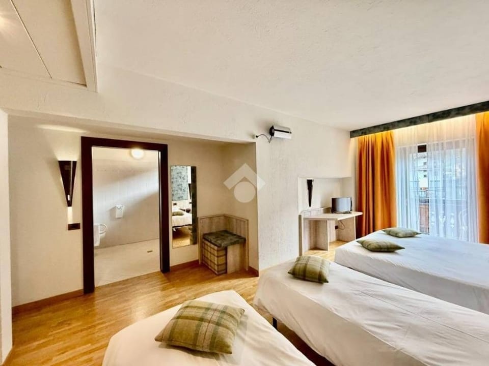 Quadruple Room | Desk, soundproofing, free WiFi, bed sheets