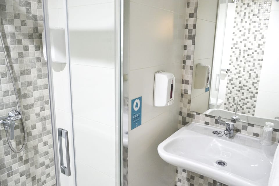 Double or Twin Room | Bathroom | Towels