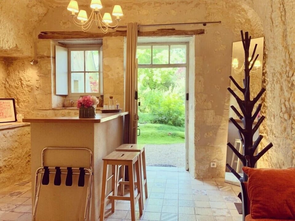 Luxury Studio Suite, Garden View | In-room dining