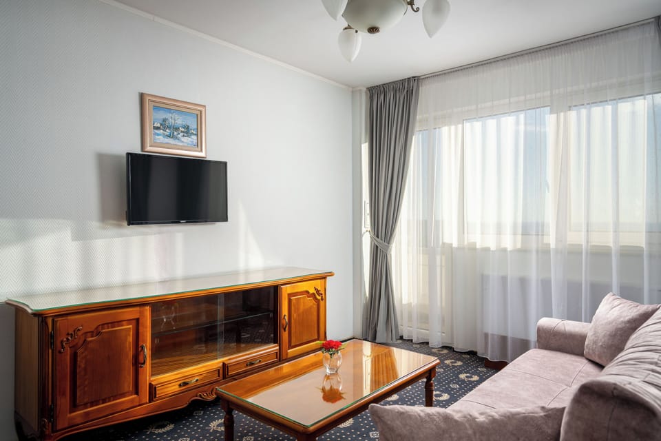 Double Room, Balcony | Minibar, in-room safe, desk, WiFi (free)