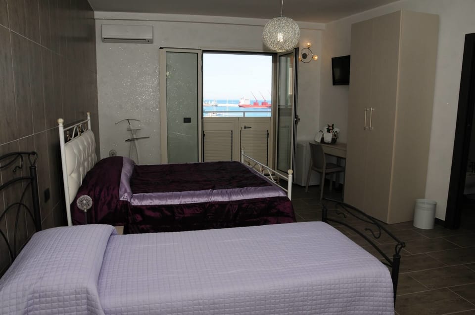 Panoramic Suite, Sea View | Premium bedding, minibar, in-room safe, desk