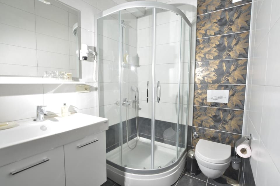 Shower, rainfall showerhead, free toiletries, hair dryer