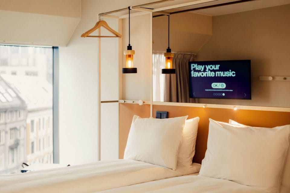 Room, 1 Queen Bed | Hypo-allergenic bedding, in-room safe, blackout drapes, free WiFi