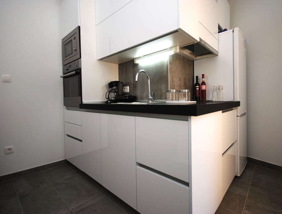Apartment, Balcony | Private kitchen | Fridge, oven, stovetop, coffee/tea maker