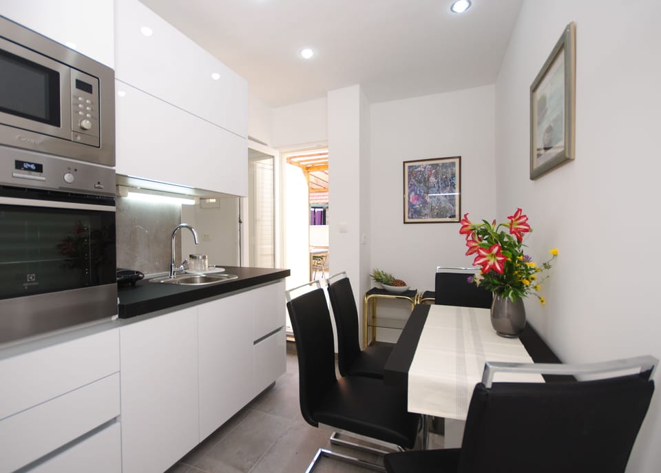 Apartment, Balcony | In-room dining