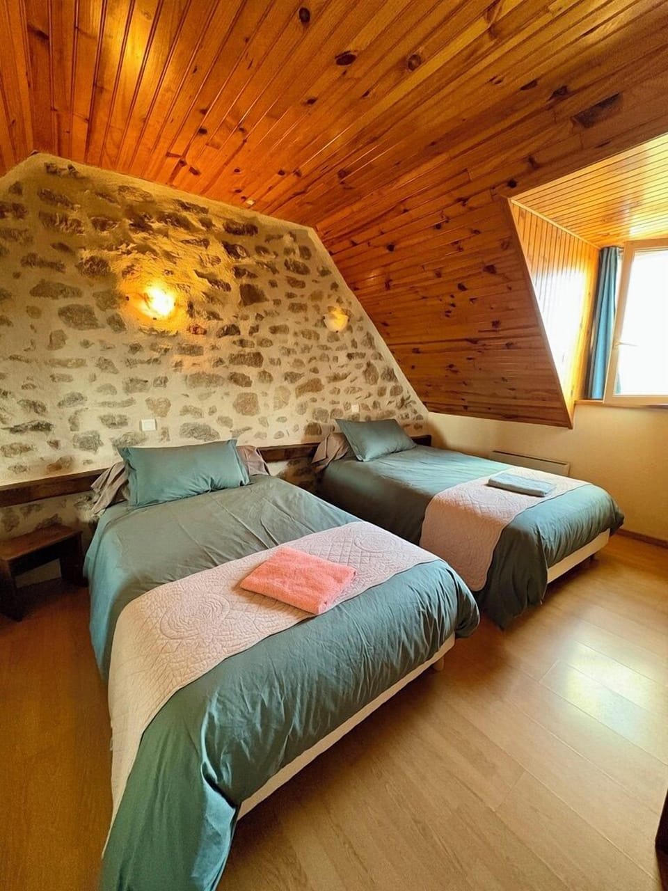 Traditional Twin Room, Mountain View | Individually furnished, blackout drapes, iron/ironing board, free WiFi