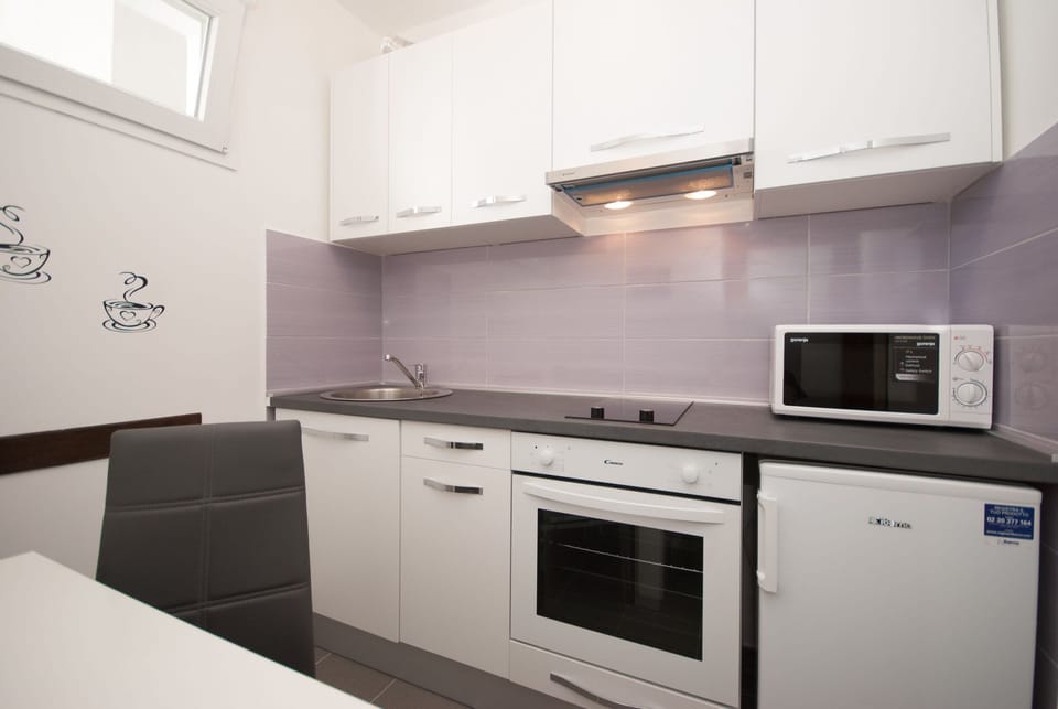 Standard Studio, Sea View | Private kitchen | Fridge, microwave, oven, stovetop