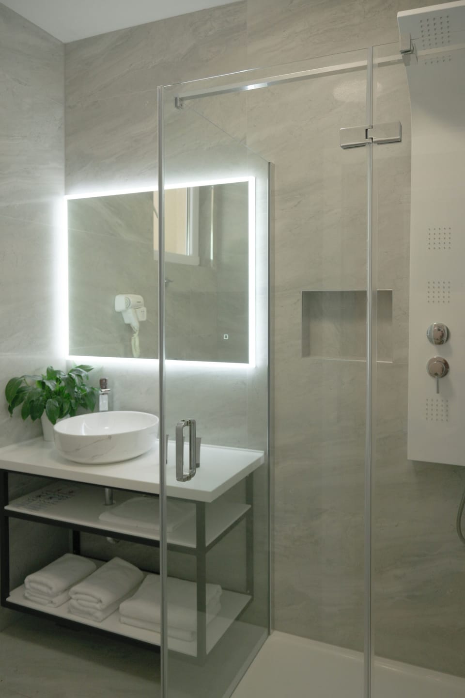 Comfort Double Room, 1 Bedroom, City View | Bathroom | Shower, hydromassage showerhead, free toiletries, hair dryer