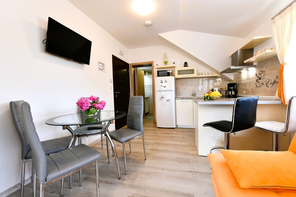 Deluxe Apartment (Studio 1) | Premium bedding, down comforters, memory foam beds, in-room safe