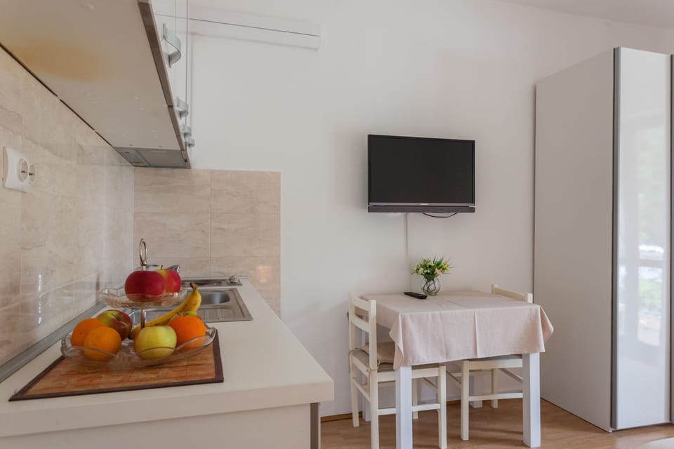 Standard Studio | Desk, iron/ironing board, free cribs/infant beds, free WiFi