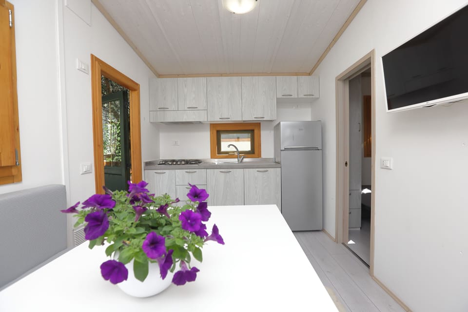 Bungalow | Private kitchen | Stovetop, cookware/dishes/utensils, freezer