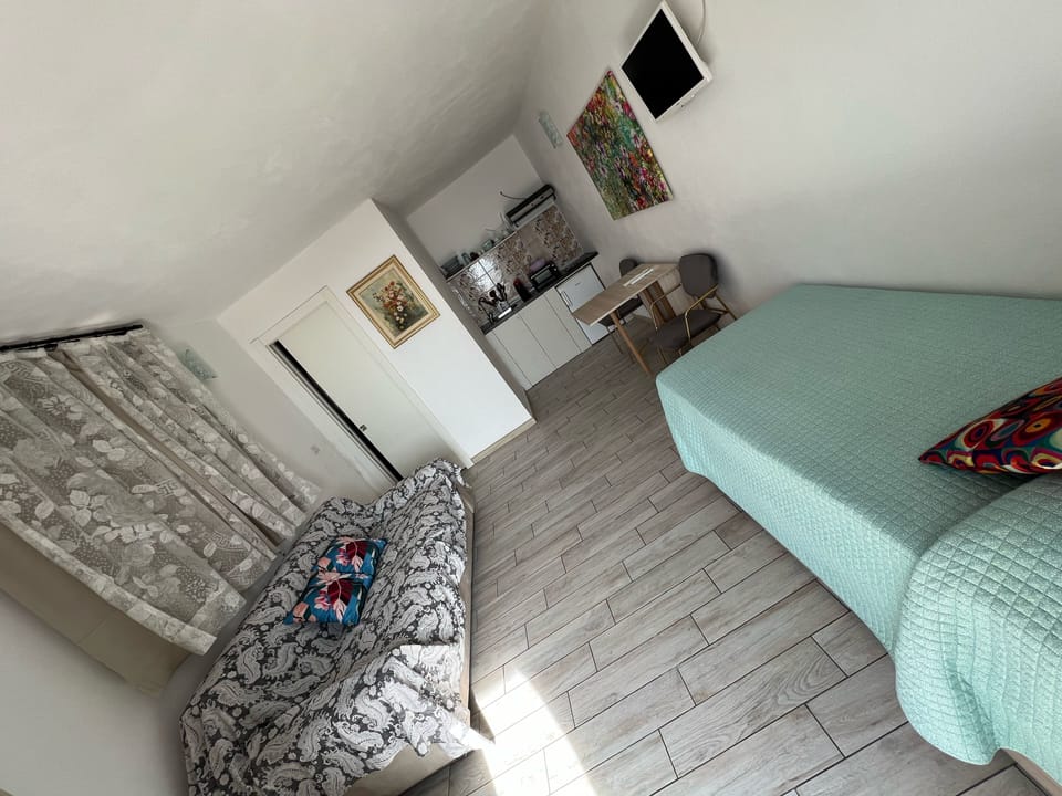 Basic Studio | Hypo-allergenic bedding, down comforters, individually decorated
