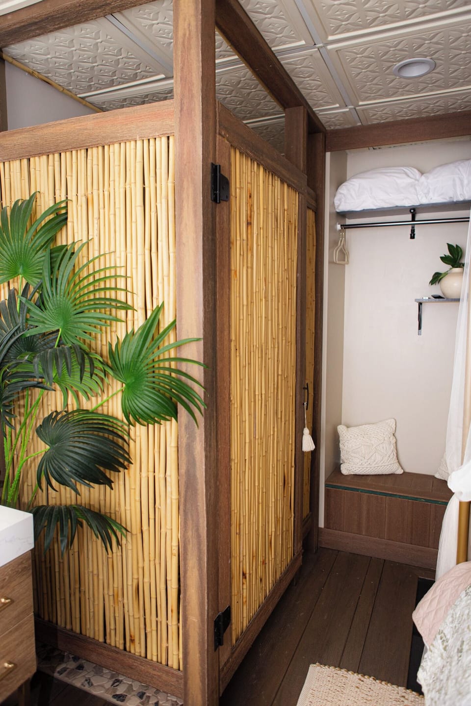 Tahiti | Bathroom | Shower, towels, soap, shampoo