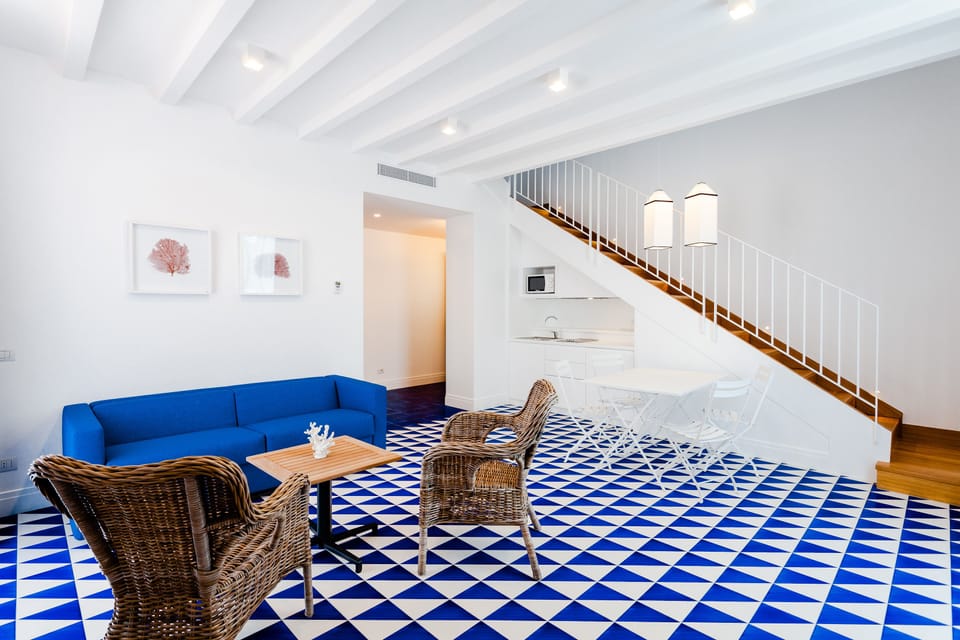Family Suite, Multiple Beds, Kitchenette | Living room | Flat-screen TV