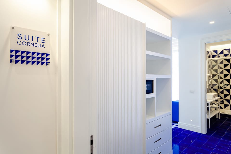 Family Suite, Multiple Beds, Kitchenette | Living room | Flat-screen TV