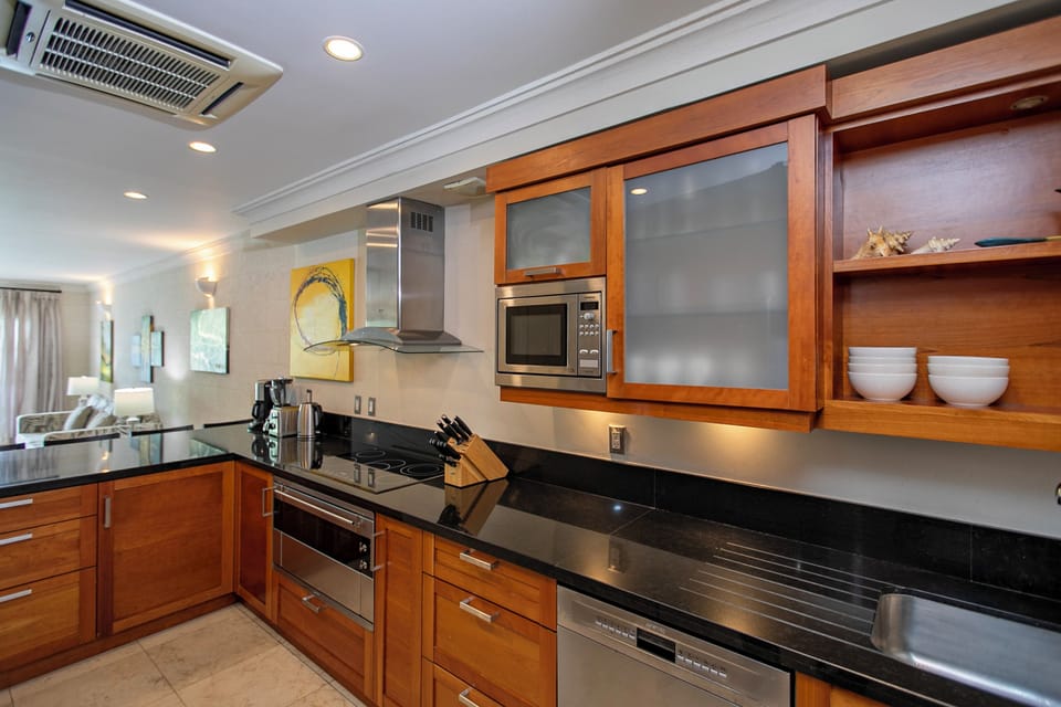 Deluxe Apartment, 2 Bedrooms, Non Smoking | Private kitchen | Full-size fridge, microwave, oven, stovetop