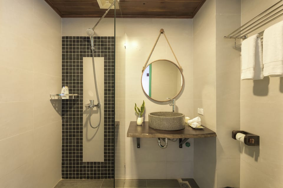 Deluxe Suite, Mountain View | Bathroom shower
