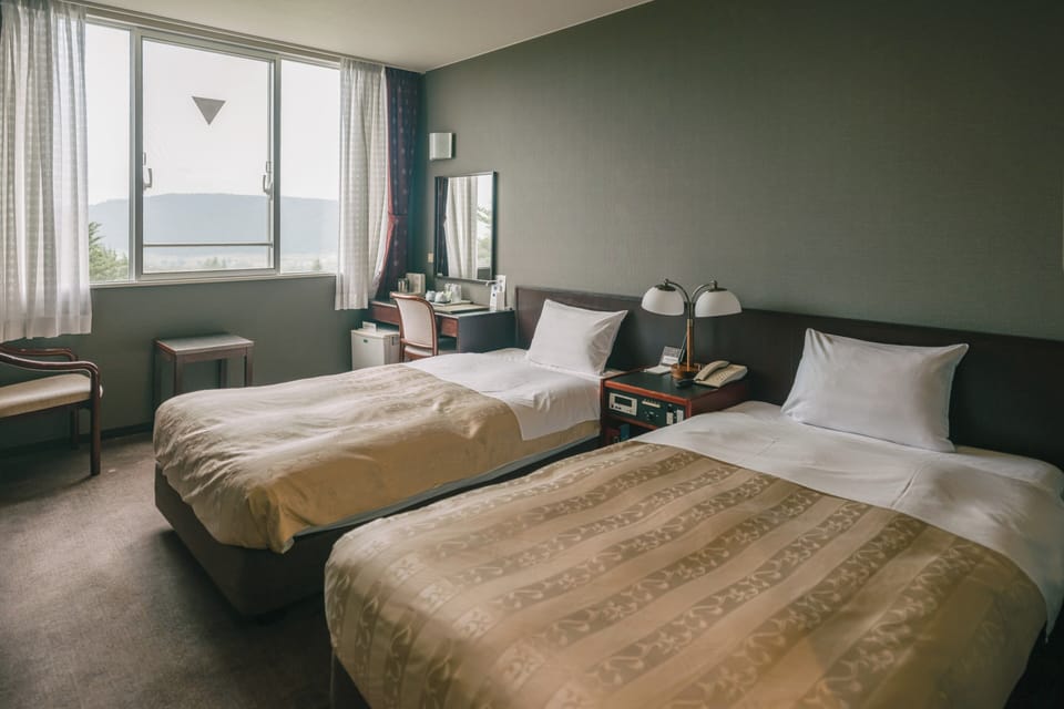 Twin room, smoking allowed | Desk, laptop workspace, WiFi (free)