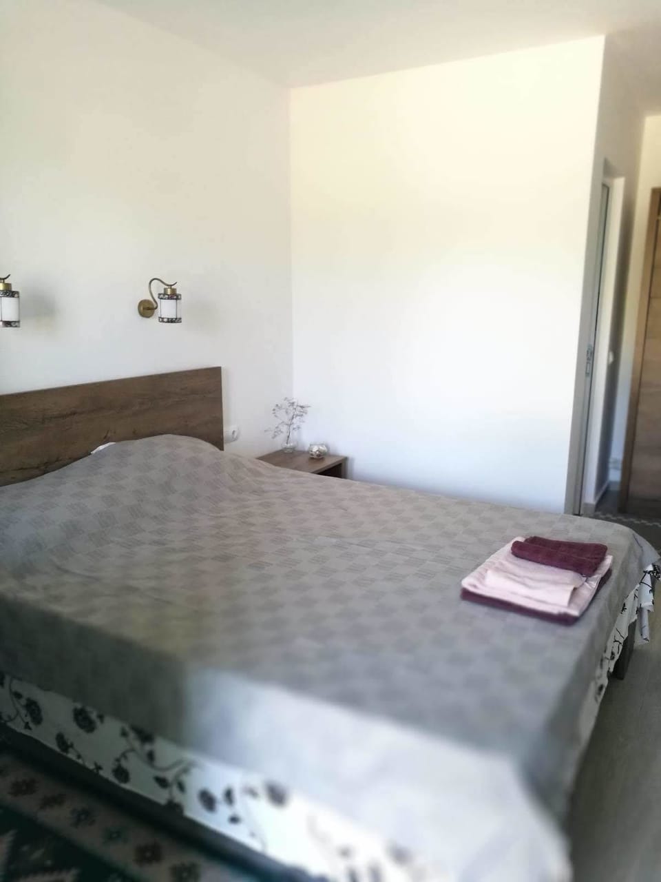5 bedrooms, premium bedding, down comforters, memory foam beds