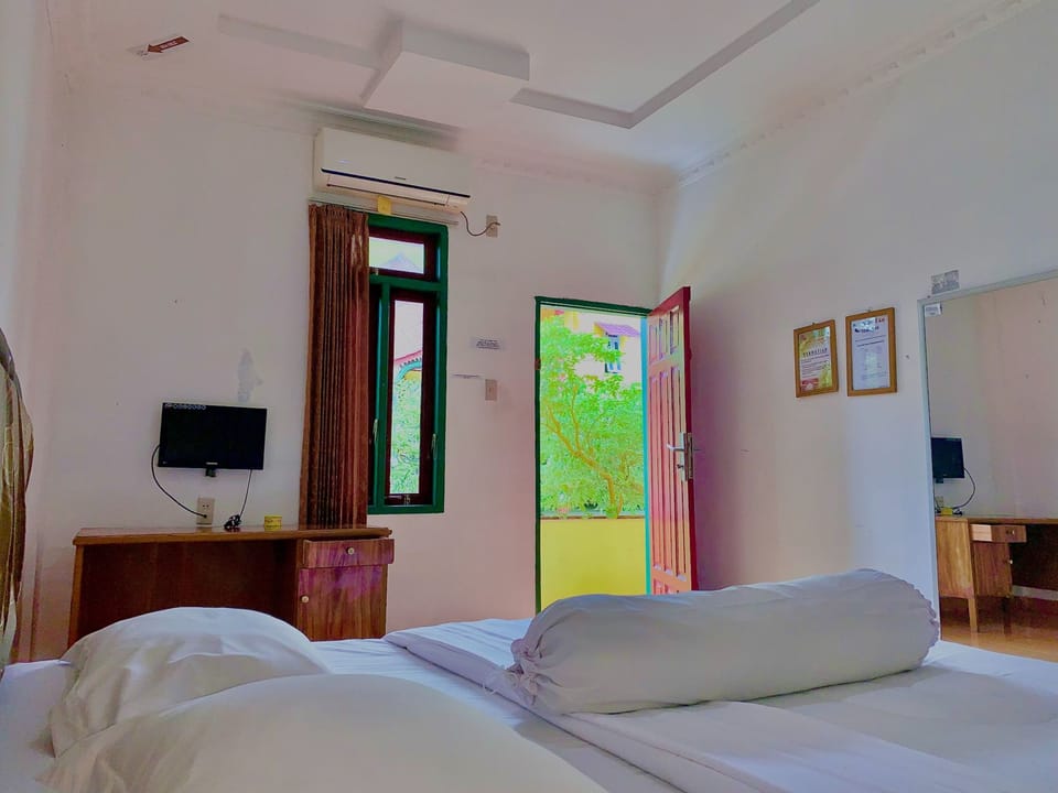 WiFi (free), bed sheets