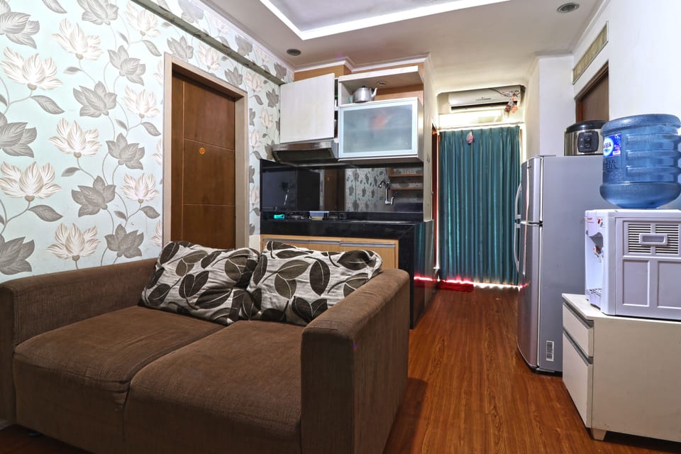 32-inch LCD TV with satellite channels, TV