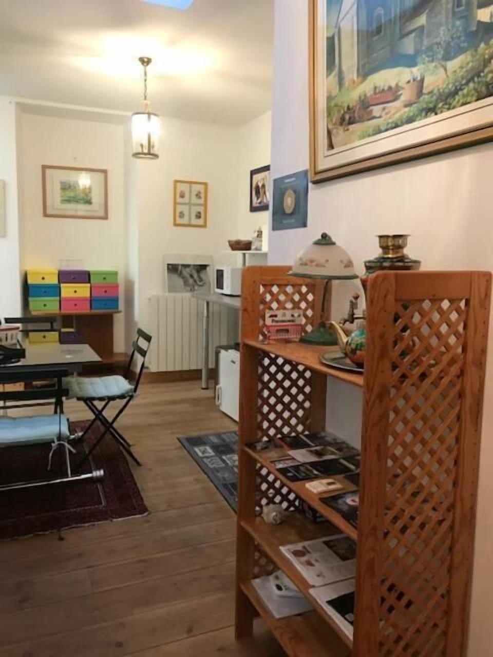 Shared fridge, microwave, stovetop, cookware/dishes/utensils