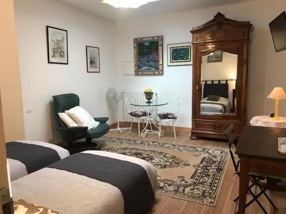 Double or Twin Room, 2 Twin Beds (2 Petite Champagne) | Individually decorated, individually furnished, iron/ironing board