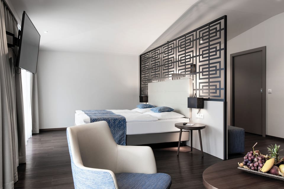 Deluxe Suite | 1 bedroom, premium bedding, in-room safe, soundproofing
