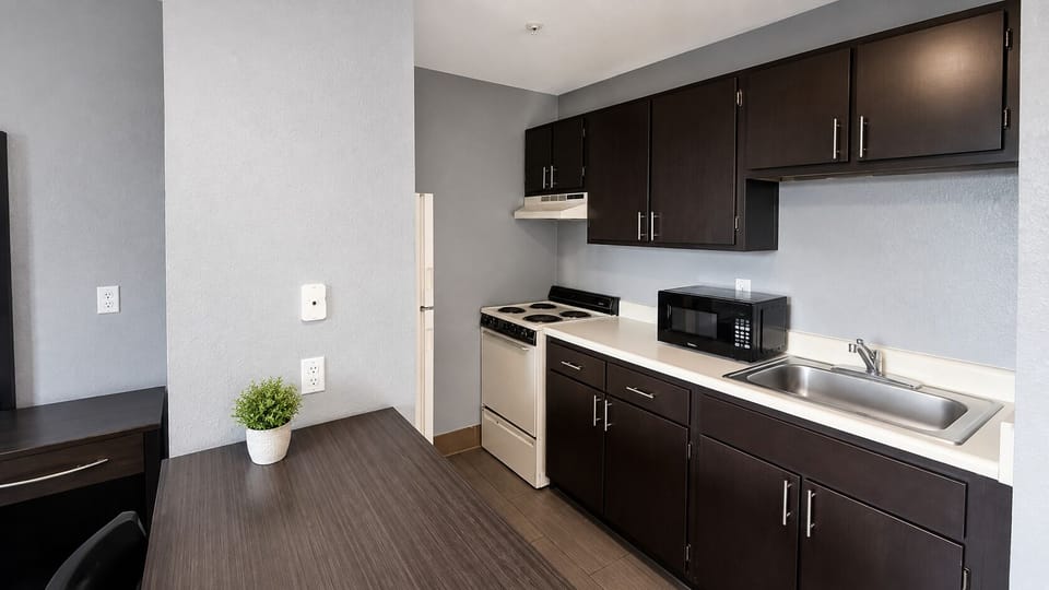 Basic Room, 1 Queen Bed, Non Smoking | Private kitchen | Fridge, microwave, oven, stovetop