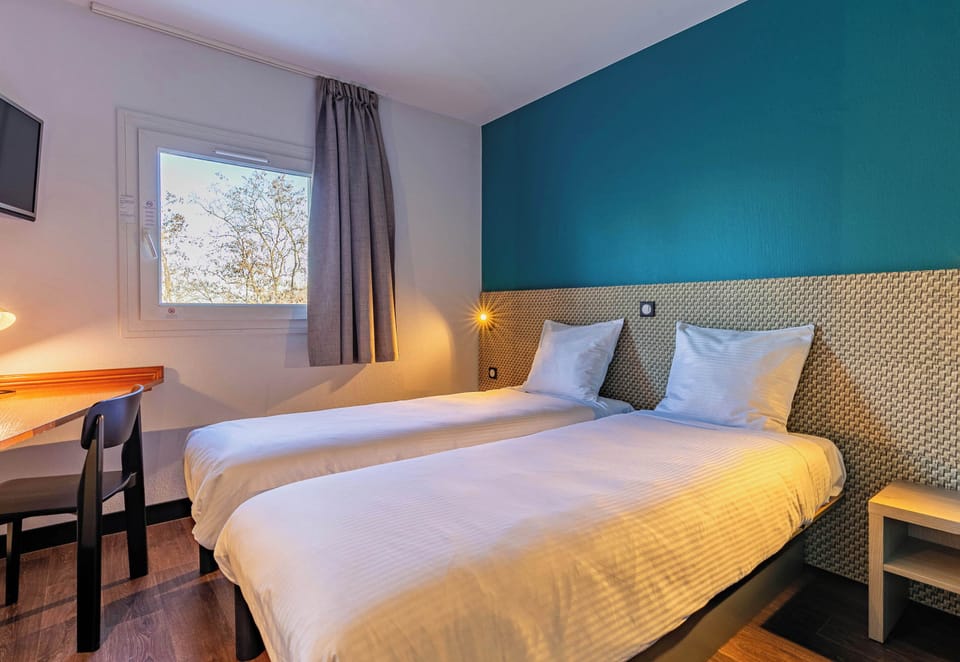 Twin Room | Desk, laptop workspace, iron/ironing board, free WiFi