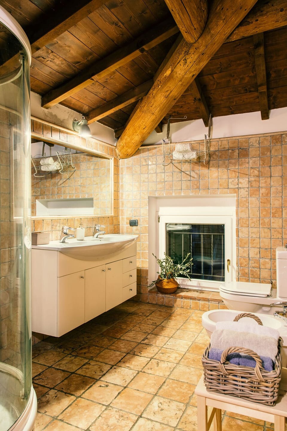 Deluxe Double Room | Bathroom | Shower, hydromassage showerhead, free toiletries, hair dryer