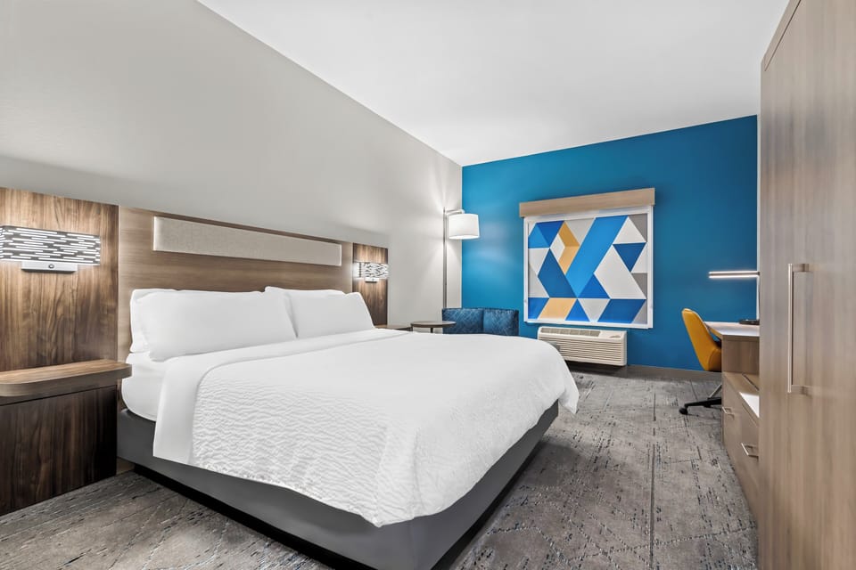 Standard Room, 1 King Bed (Leisure) | Desk, iron/ironing board, free cribs/infant beds, free rollaway beds